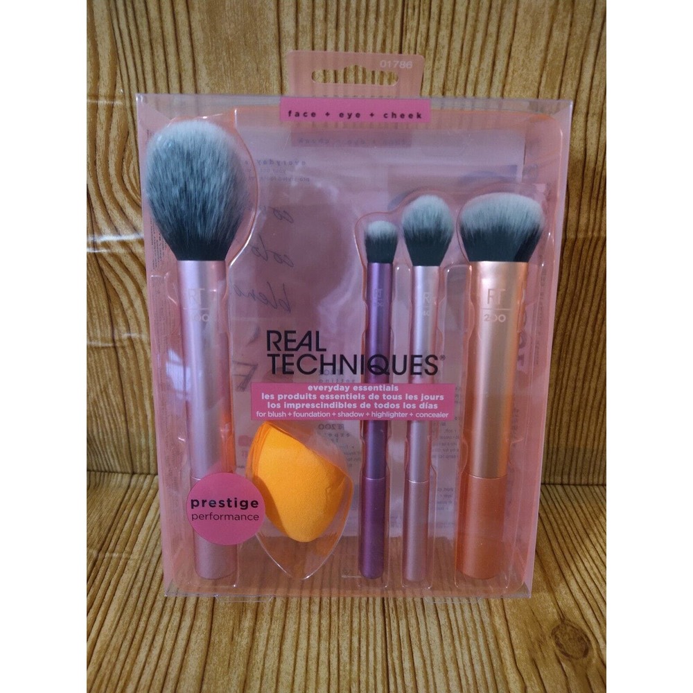 Real Techniques Everyday Essentials Brush Set - Pack of 5
